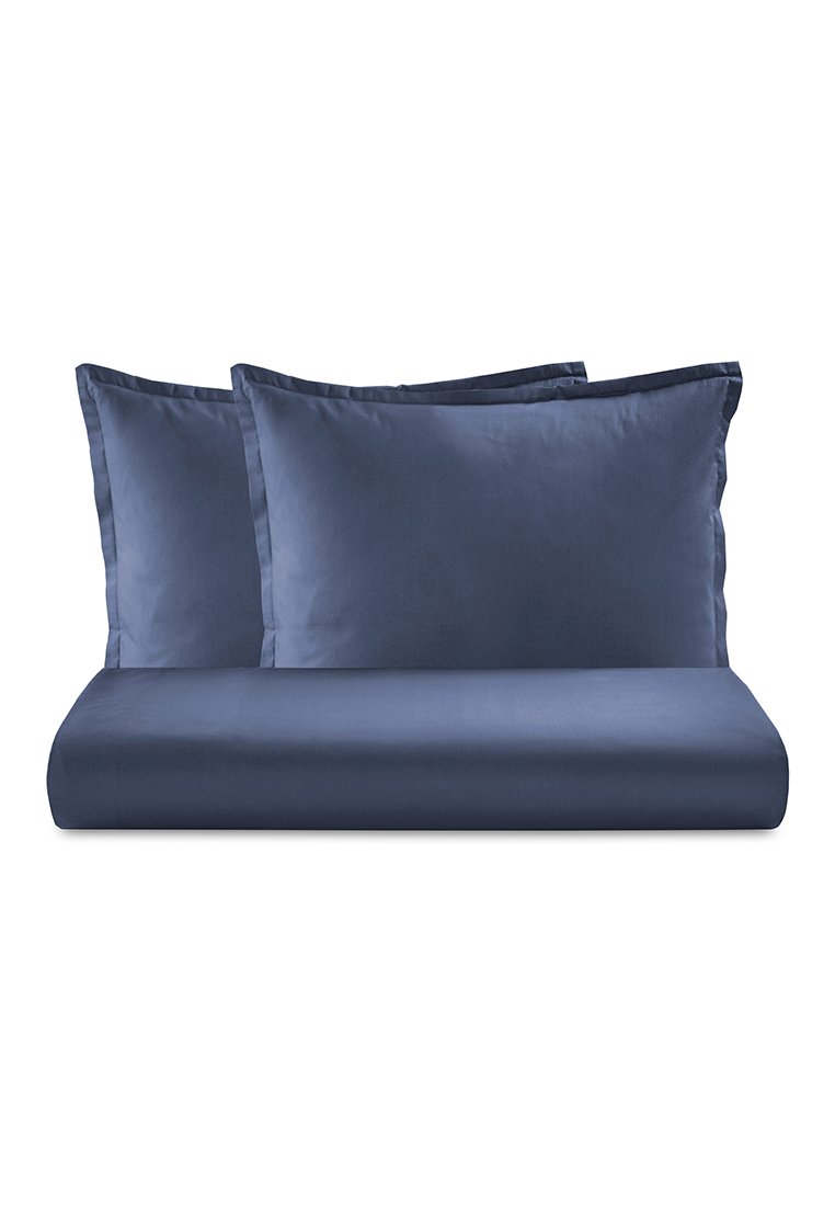 Granatowy zestaw pościeli z dwoma poszewkami na poduszki i prześcieradłem. Gładki, miękki materiał o delikatnym połysku, starannie wykończone krawędzie.
