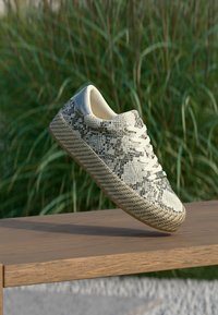 Επιλέχθηκε, taupe