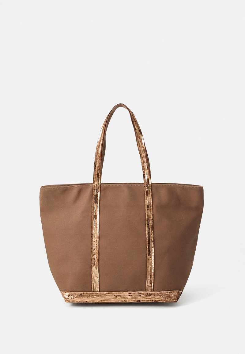 Sac en toile brun avec des accents en sequins dorés brillants sur les poignées et le fond ; il possède deux longues poignées et un intérieur spacieux.