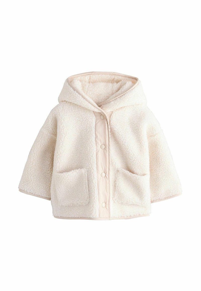 Veste à capuche pour enfants de couleur crème en tissu polaire doux et texturé, avec des boutons-pression sur le devant et deux poches plaquées.