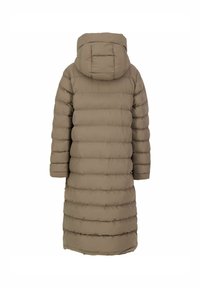 Lange, pufferjas in een taupe kleur, voorzien van een capuchon, ribbeltextuur en horizontale quilting voor isolatie. Geen zichtbare sluitingen.