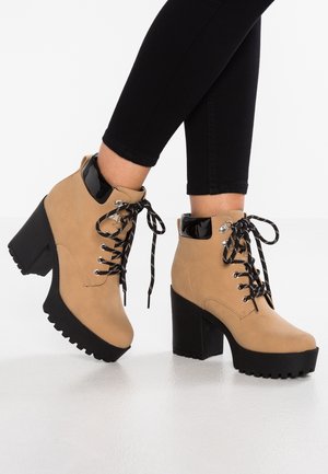 Stivaletti con tacco - camel