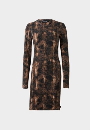 Vestido de mangas longas feito de um tecido suave, com um padrão de estampa de cobra em tons de castanho e preto. Apresenta um decote redondo e uma forma ajustada.