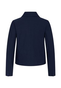 Námořnická modrá zakázková bunda s ostrým límcem a dlouhými rukávy. Hladká textura, přiléhavý střih a čisté linie vytvářejí elegantní vzhled.