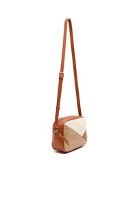 Kožená crossbody taška v odstínu tan s kontrastní krémovou trojúhelníkovou ozdobou, zipovým uzávěrem a nastavitelným popruhem pro různé styly nošení.