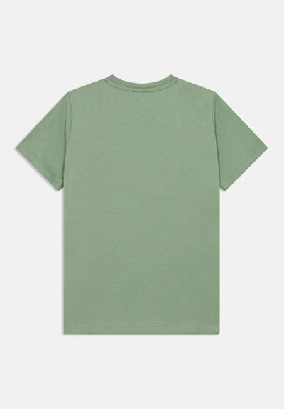 Πράσινη κοντομάνικη μπλούζα, κατασκευασμένη από απαλό βαμβάκι, με στρογγυλή λαιμόκοψη και απλό σχέδιο, που φαίνεται από πίσω. Χωρίς ορατά σχέδια ή διακοσμητικά στοιχεία.