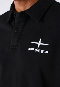 Zwarte poloshirt met een puntige kraag, twee-knopen sluiting en wit geborduurd "PXP" logo met een sterontwerp op de borst.