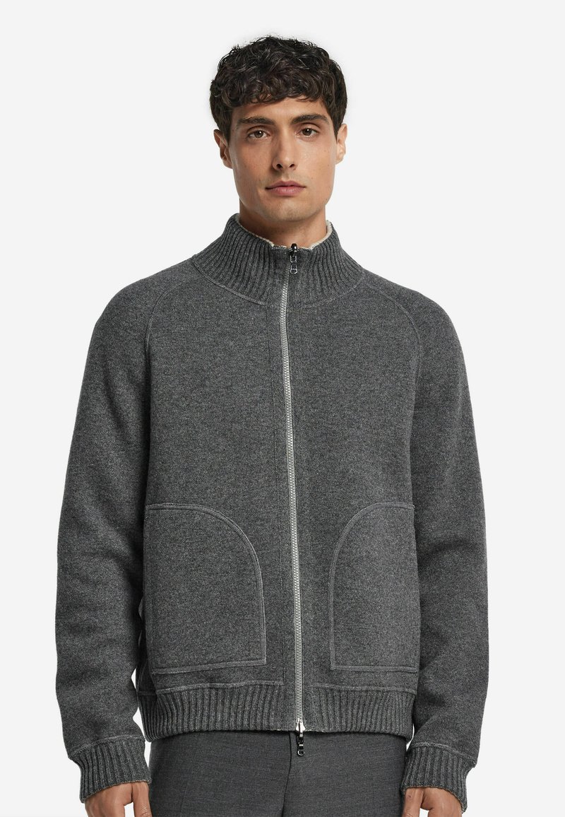 Grau zip-up Pullover aus strukturiertem Strickstoff, mit hohem Kragen, zwei Fronttaschen und gerippten Bündchen und Saum.