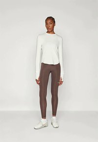 Nike Performance SWIFT - Long sleeved top - sail/reflective silver