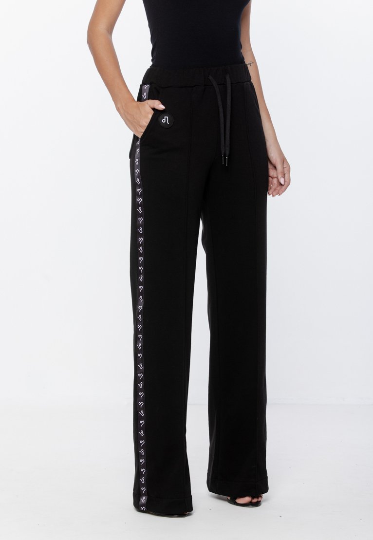 Czarne szerokie spodnie dresowe z elastycznym pasem na sznurek, bocznymi kieszeniami i kontrastującymi paskami po bokach z wzorem serc.