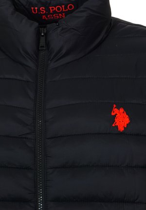 Schwarze gesteppten Jacke mit Reißverschluss vorne, mit rotem U.S. Polo Assn. Text im Krageninnenbereich und rotem Reiter-Logo auf der Brust.