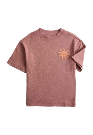Kortærmet falmet mauve t-shirt med ribbet rund halsudskæring og lille orange solformet patch på venstre bryst.