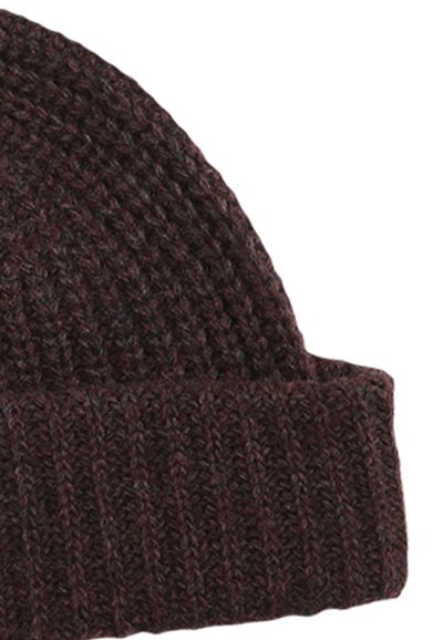 Mørkebrun strikket hue med ribbet tekstur og en foldet kant. Materialet ser tungt og varmt ud, egnet til koldt vejr.
