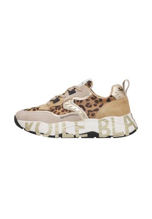 Sneaker beige con stampa leopardata, suola bianca spessa con grandi scritte beige, chiusura con lacci e linguetta in suede sul tallone.