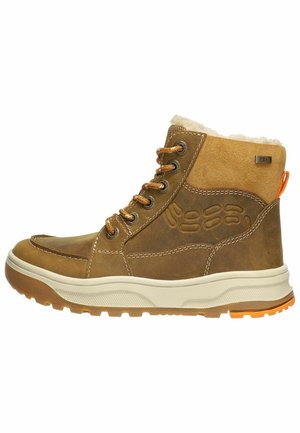 Botas de tobillo de cuero marrón con parte superior texturizada, cuello acolchado, acentos naranjas y una suela blanca gruesa para mayor tracción y comodidad.