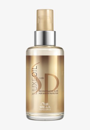 Klar glasflaske med Wella Professionals LuxeOil håreliksir med gyldent mærke og beige pumpe på hvid baggrund.