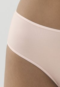 Różowe, gładkie majtki typu hipster bez szwów, wykonane z gładkiego materiału, z miękkim elastycznym pasem i minimalstycznym wzornictwem.