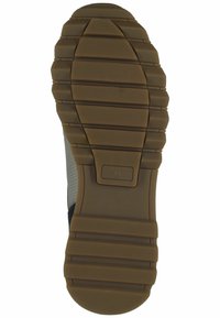 Sole boty v hnědé gumě s horizontálními drážkami. Má zaoblený tvar a jemnou strukturu. Velikost označena jako 41.