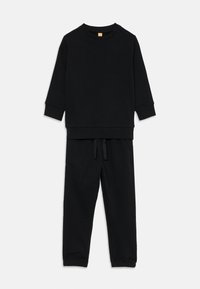 Zwart sweatshirt en sweatpants set, gemaakt van zachte stof. Het sweatshirt heeft een ronde hals en lange mouwen; de broek heeft een elastische tailleband en een trekkoord.