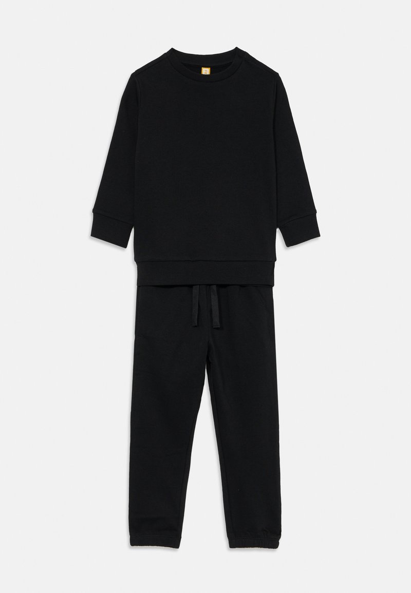 Zwart sweatshirt en sweatpants set, gemaakt van zachte stof. Het sweatshirt heeft een ronde hals en lange mouwen; de broek heeft een elastische tailleband en een trekkoord.