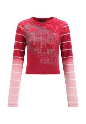 Cropped top rosso a maniche lunghe con una grafica di teschio, strisce che passano dal rosso al rosa e una texture liscia. Accenti argentati sul design.