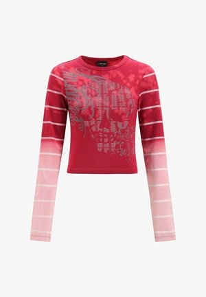 Červený krátký rukáv top s dlouhými rukávy, s grafikou lebky, pruhy přecházejícími z červené do růžové a hladkým texture. Stříbrné akcenty na designu.