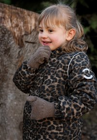 Steppjacke mit Leopardenmuster und grauen Akzenten, kombiniert mit braunen Strickhandschuhen. Verfügt über eine Kapuze und elastische Bündchen für Wärme und Passform.