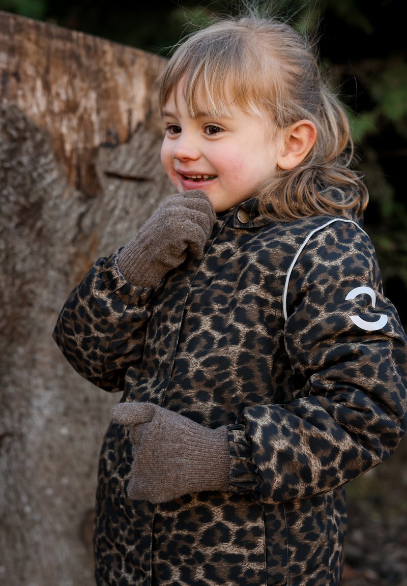 Steppjacke mit Leopardenmuster und grauen Akzenten, kombiniert mit braunen Strickhandschuhen. Verfügt über eine Kapuze und elastische Bündchen für Wärme und Passform.