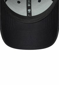Schwarze Baseballmütze mit flacher Krempe, aus strukturiertem Stoff gefertigt. Das Innenfutter ist grau und weist nähten Details auf. Klassisches Design.
