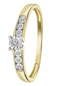 Gouden ring met een gladde gele band, eentje met een centrale witte diamant omringd door drie kleinere diamanten in een zilveren zetting.