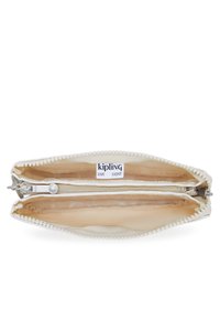 Bolsa con cremallera Kipling en tela blanca con superficie texturizada. Presenta un bolsillo interior, un patrón sutil y una etiqueta con el logotipo. Diseño compacto y funcional.