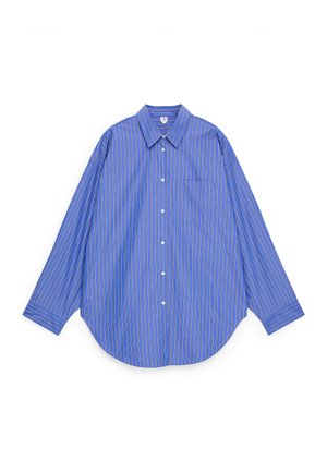 Plava dugih rukava košulja s gumbima, bijelim i žutim okomitim prugama te džepom na prsima, prikazana ravno na bijeloj pozadini.