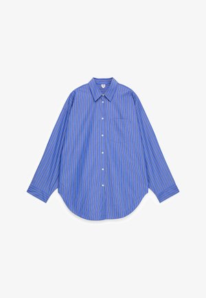 Blauw overhemd met lange mouwen en knopen, met witte en gele verticale strepen en een borstzak, plat uitgestald op een witte achtergrond.