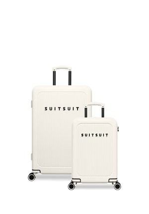 Twee witte SUITSUIT-koffers met telescopische handgrepen en vier wielen, één grote en één handbagageformaat, op een witte achtergrond.