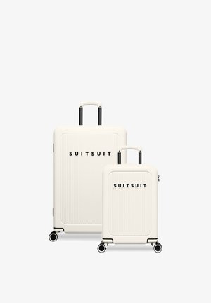 Twee witte SUITSUIT-koffers met telescopische handgrepen en vier wielen, één grote en één handbagageformaat, op een witte achtergrond.