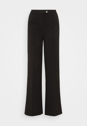 Pantalons larges noirs avec une texture lisse, dotés d'une fermeture à bouton sur le devant et de lignes épurées, offrant une silhouette ajustée.