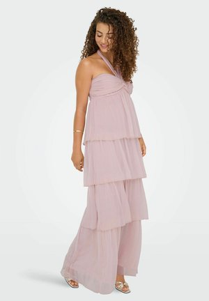 Robe maxi à volants en mousseline rose clair, avec un design à col halter et une silhouette fluide. Présente des volants doux et superposés pour une texture ajoutée.