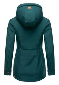 Groene softshell jas met capuchon, met een slim fit ontwerp, zichtbare naden, knopenaccenten op de manchetten en een logo patch bij de kraag.