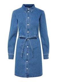 Rochie din denim cu guler, mâneci lungi, închidere cu nasturi în față și curea legată în talie. Are o culoare albastră deschisă și o textură moale.
