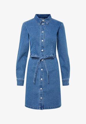 Abito di jeans con colletto, maniche lunghe, chiusura frontale a bottoni e cintura in vita legata. Presenta un colore azzurro chiaro e una texture morbida.