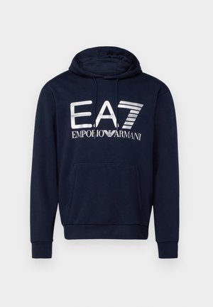 Sudadera azul marino hecha de tela suave, que presenta un bolsillo frontal, capucha ajustable con cordón y un llamativo estampado del logotipo blanco de EA7 en el pecho.