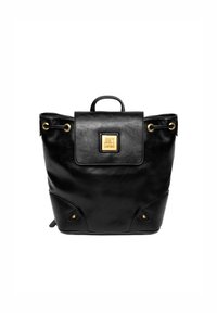 Sac à dos en cuir noir avec une fermeture  à rabat, des accents dorés et une petite poignée supérieure. Il présente des coins arrondis et des rivets décoratifs sur les côtés.