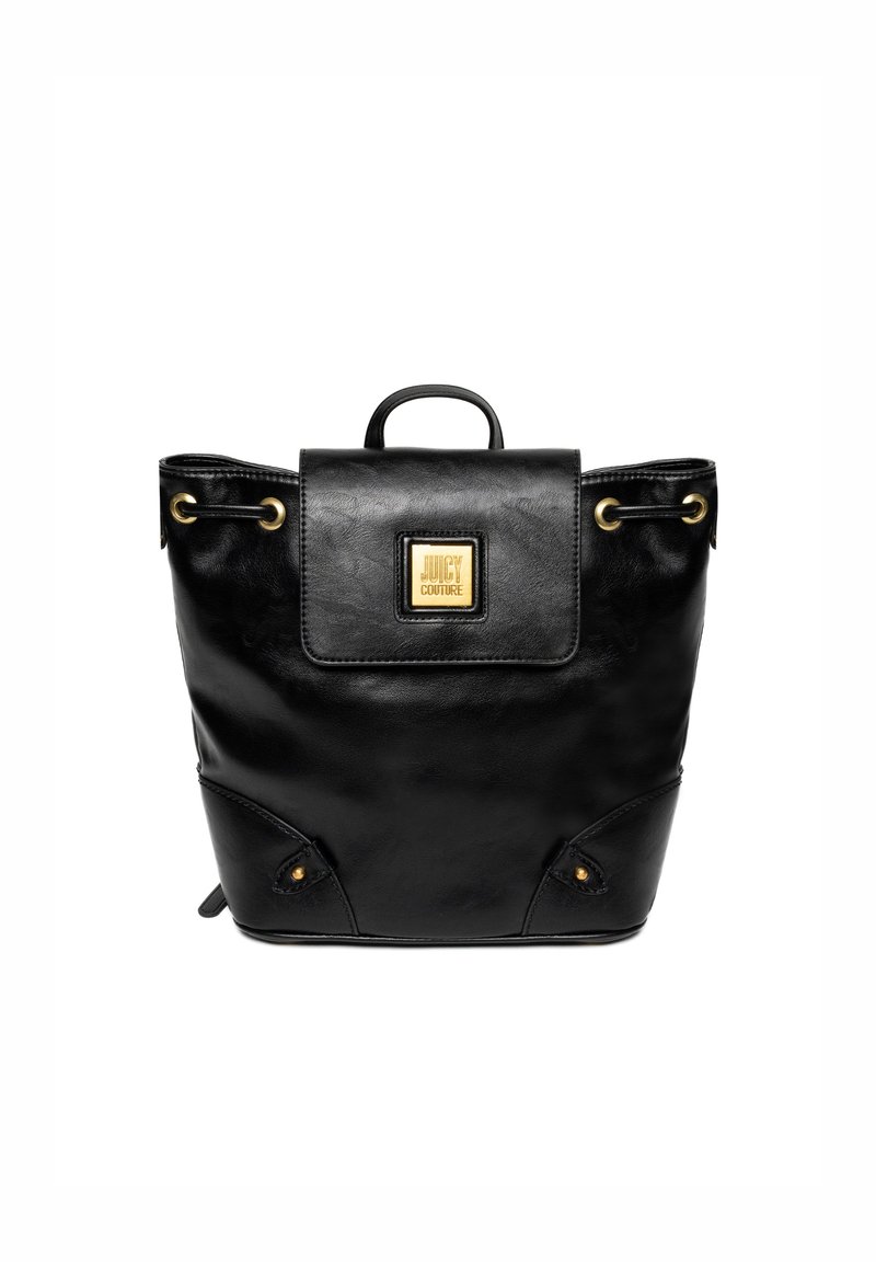 Sac à dos en cuir noir avec une fermeture à rabat, des accents dorés et une petite poignée supérieure. Il présente des coins arrondis et des rivets décoratifs sur les côtés.