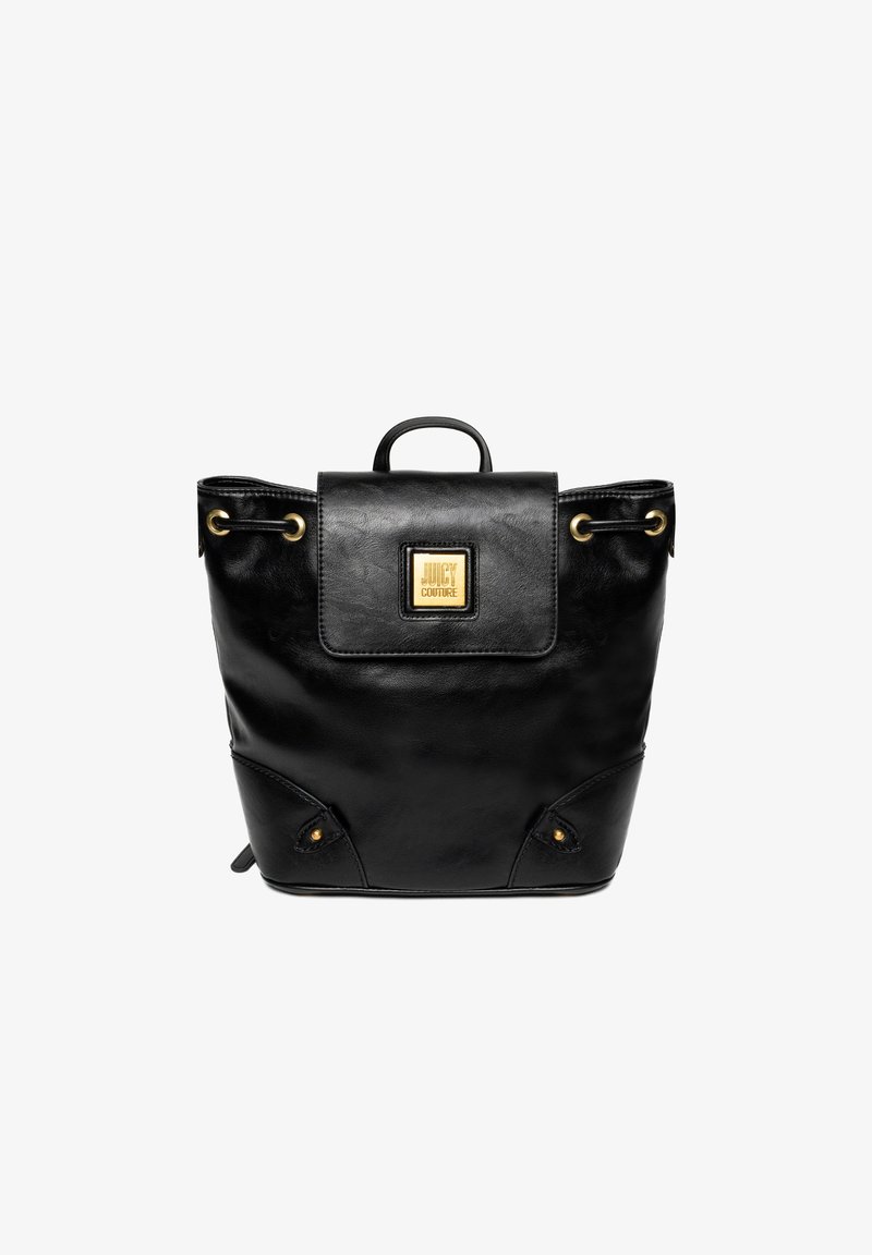 Sac à dos en cuir noir avec une fermeture à rabat, des accents dorés et une petite poignée supérieure. Il présente des coins arrondis et des rivets décoratifs sur les côtés.