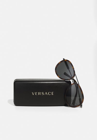 Ochelari de soare Versace cu ramă neagră și din scoică de țestoasă, lentile întunecate, asociați cu un toc elegant negru cu logo-ul aurie.