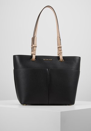 Sort struktureret læder tote taske med to frontlommer og beige læderremme. Har guldfarvet hardware og logo foran.