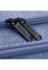 Blauwe stoffen ritszak met zwarte ritslussen met de tekst "REDOLZ." Textuur oppervlak en een zichtbare metalen ritsrail.