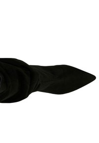 Czarny, zamszowy, wysokie na kolana, but na szpilce z zaostrzonym czubkiem widziany z góry na białym tle.