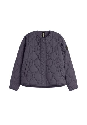 Piżama w kolorze granatowym z pikowaną strukturą, okrągłym dekoltem, zapięciem na zatrzaski z przodu oraz dwoma bocznymi kieszeniami; charakteryzuje się teksturowanym wzorem na całej powierzchni.