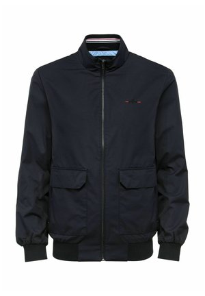 Granatowa kurtka zapinana na zamek z wysokim kołnierzem, dwiema przednimi kieszeniami, ściągaczami na mankietach i wykończeniem wewnętrznego kołnierza w paski. Gładki materiał o minimalistycznym designie.